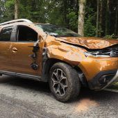 Betrunkener Autofahrer kracht gegen Böschung