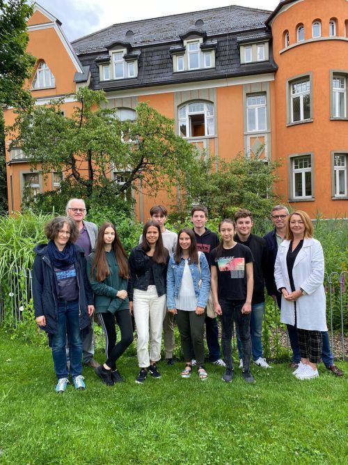 Das Interview-Team des BORG Götzis mit Direktorin Christina Burtscher, Projektleiter Wolfgang Berchtold, Martin Herburger (Gemeinwesen) und Vizebürgmeisterin Edith Lampert-Deuring.  Marktgemeinde