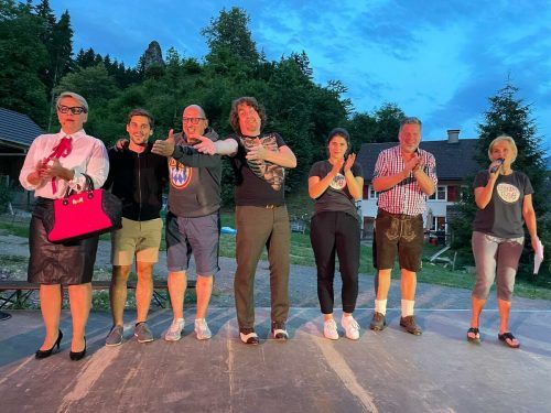 Das Kabarettteam von Pointen & Püree auf der provisorischen Bühne, dem Anhänger des Nachbarn. Montiperle