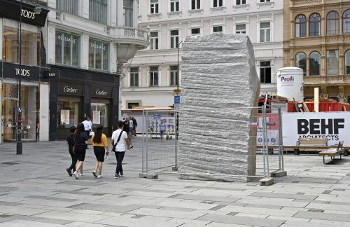 Das Objekt von Lara Favaretto bleibt bis November im öffentlichen Raum.  apa