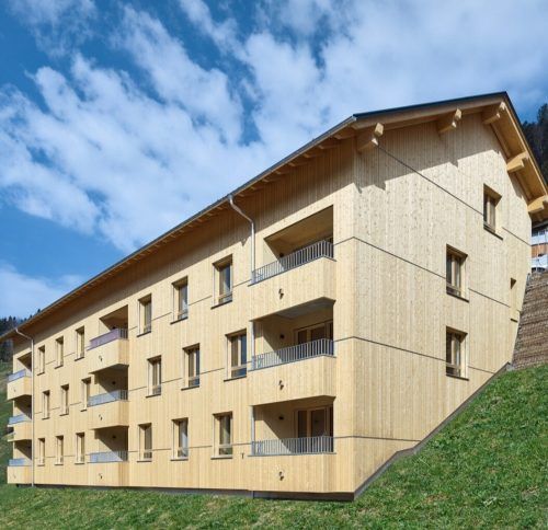 Das viergeschossige Gebäude bietet Raum für insgesamt neun Einheiten und 690 Quadratmeter Wohnnutzfläche. Gemeinde
