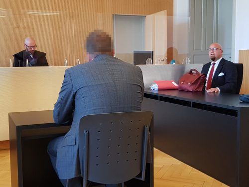 Der angeklagte Geschäftsmann ist sich keiner Schuld bewusst. eckert
