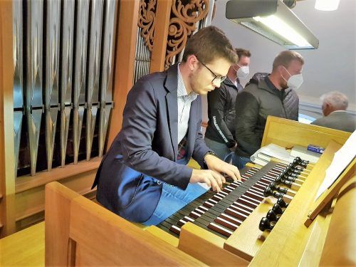 Der Bucher Florian Tomasini stelle kürzlich das Erlernte an der Orgel unter Beweis. mst
