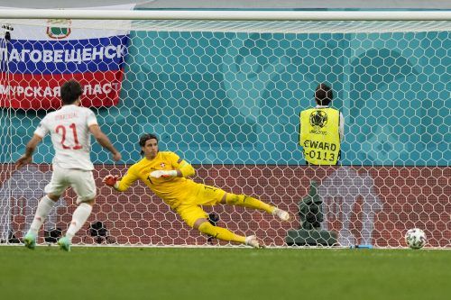 Der Moment der Entscheidung: Spaniens Mikel Oyarzabal verwertet den letzten Elfmeter gegen den Schweizer Schlussmann Yann Sommer und schießt die Iberer in das Halbfinale der EM. ap