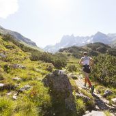 Laufen auf idyllischen Alpwegen
