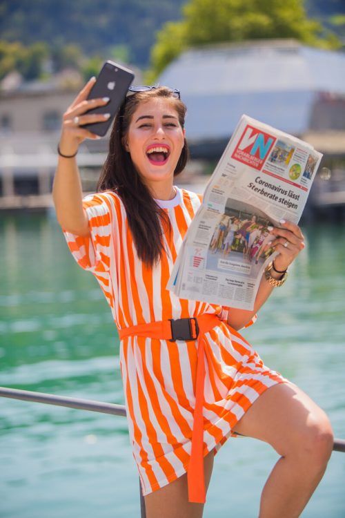 Der Urlaub ruft! Christina aus Bregenz übt bereits für die große VN-Fotoaktion. VN/Steurer