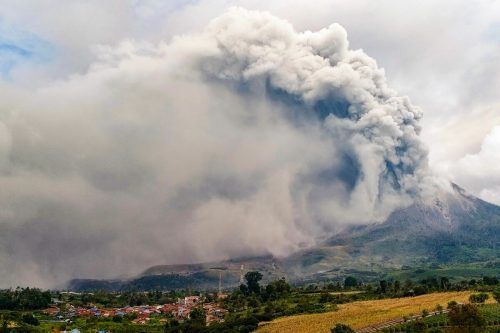 Der Vulkan Sinabung auf der indonesischen Insel Sumatra ist ausgebrochen und hat eine 4,5 Kilometer hohe Aschesäule in die Luft gespuckt. AFP