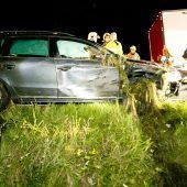 Auto landet im Graben, Lkw bleibt hängen