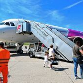 Flugzeug kollidiert beim Parken mit Gangway
