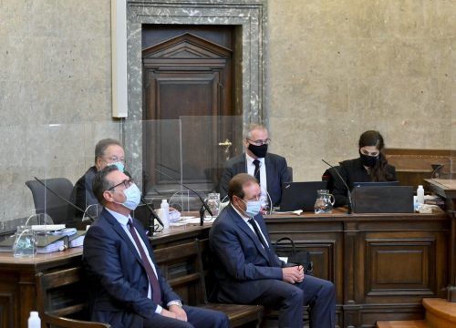 Die Angeklagten Heinz-Christian Strache (li.) und Klinik-Betreiber Walter Grubmüller weisen alle Vorwürfe zurück. Es gilt die Unschuldsvermutung. APA