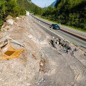 Verkehr fließt an Baustelle vorbei