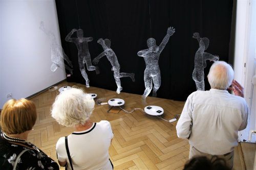 Die Ausstellung „Smartphonepandemie“ in der Villa Claudia zeigt, ... Uysal