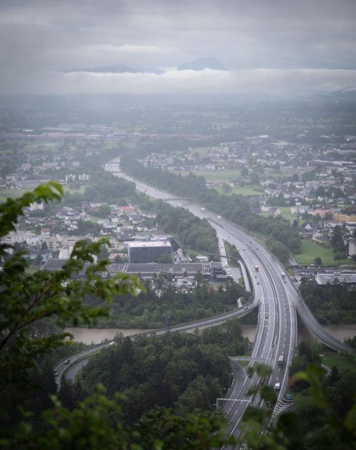 Die Autobahn zerschneidet den Siedlungsraum. THEWILDROUTINE