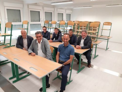 Die Bürgermeister Thomas Lampert, Gert Mayer, Wolfgang Lässer sowie Simon Lins, Michael Ammann, Walter Rauch und Gerold Mähr auf Besuch in der Containerschule. Gemeinde