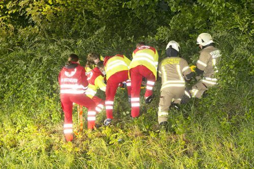 Die Einsatzkräfte bargen den verletzten Mann auf der Böschung. d. mathis
