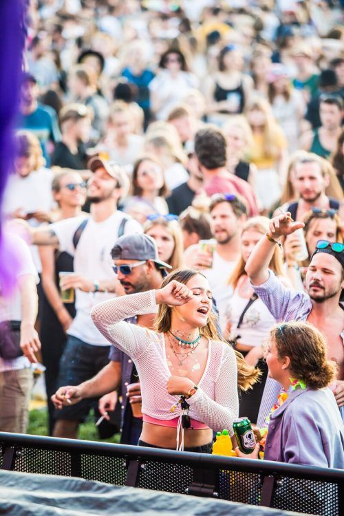 Die Festivalbesucher genießen den ersten Tag voller Musik und Sonnenschein.