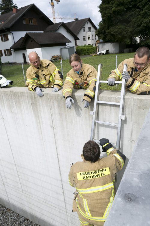 Die Feuerwehrleute nutzen für die Rettung eine Leiter.