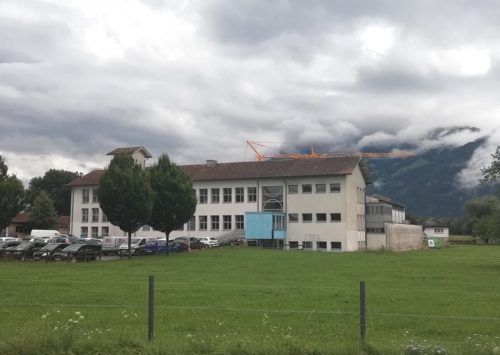 Die Finanzierung des Erweiterungsbaus der Volksschule Meiningen wird von der Liste Karlheinz Koch hinterfragt. Mäser