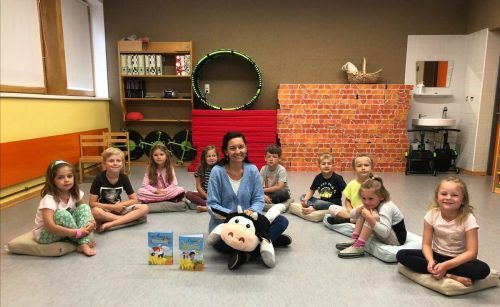 Die Kinder vom Kindergarten Gamprätz mit Kinderbuchautorin Elisabeth Pfeifer-Pögler. Privat