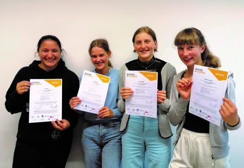 Die Klima-Peers Esra Ünal, Pia Albrecht, Lena Kohler und Theresia Lanzdorf geben am BORG Egg Hilfestellung bei Fragen rund um das Thema Nachhaltigkeit.  me