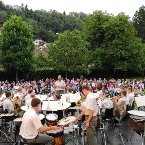 Die Militärmusik spielt bei voller Besetzung im Park der Villa Falkenhorst in Thüringen. Militärmusik vbg.