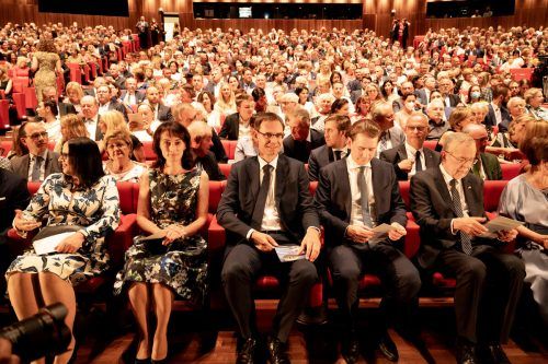 Die Regierungsriege im Festspielhaus erste Reihe fuß- und maskenfrei. VN