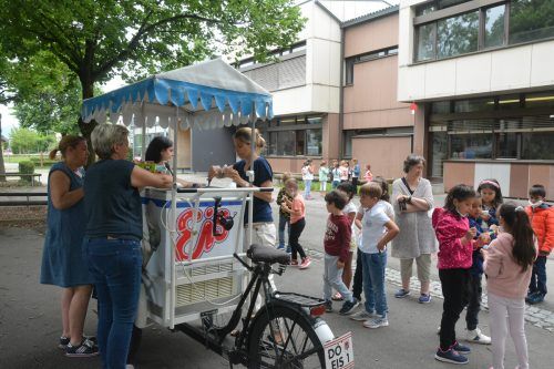 Die Schüler der Volksschule Rotkreuz wurden in der letzten Schulwoche mit einem Eisfahrrad überrascht. 