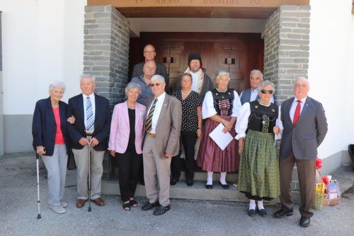 Die stolzen Jubelpaare mit Pfarrer Ernst Ritter und Bürgermeister Florian Morscher. MEK