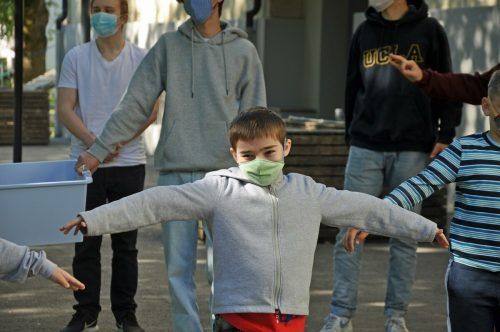 Die Volksschüler bekamen Masken von den Gymnasiasten. lcf (3)