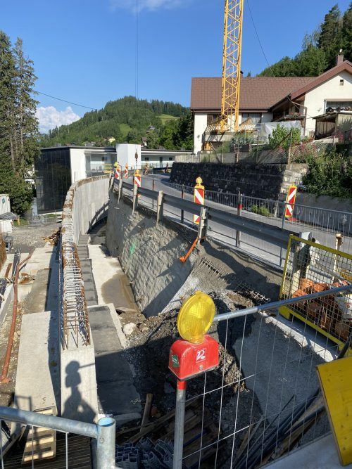 Die Vorarbeiten in Form von Errichtung weiterer Stützmauern konnten bereits erledigt werden. VN/JS