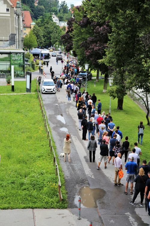 Die Warteschlange beim Impfbus war lang.