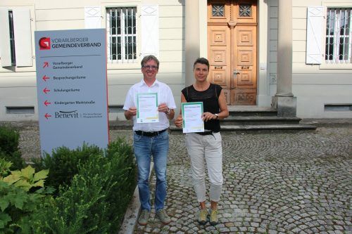Dietmar Lenz (Gemeindeverband) und Sabine Erber (Energieinstitut) nahmen den Preis entgegen. GV