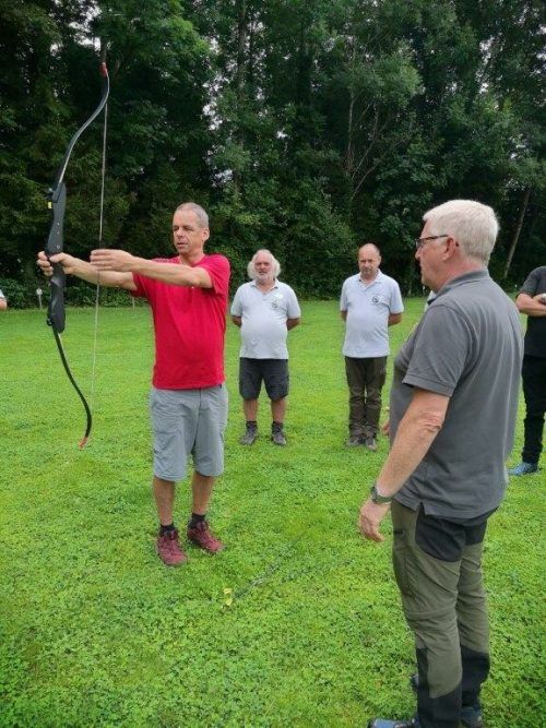 Dietmar Vorderegger und seine Frau Karin gaben ein Seminar für traditionelles Bogenschießen. bsc bludenz