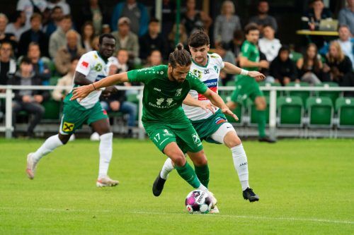 DSV-Mann Jonas Gamper (vorne) gegen Lauterachs David Smoljanovic. VN/STiplovsek