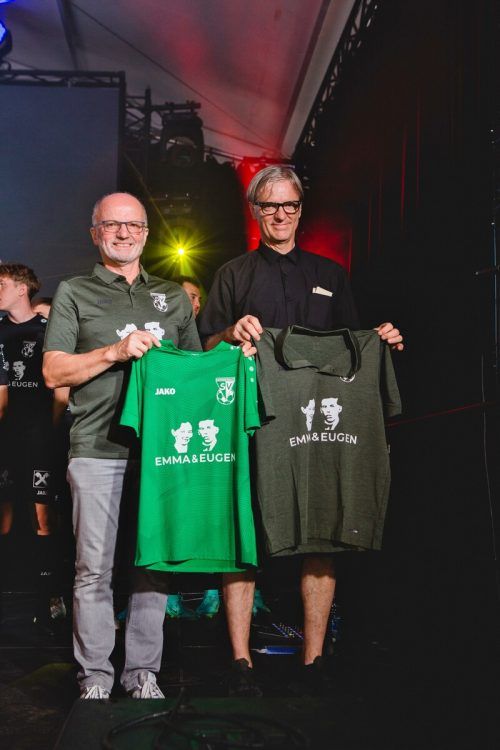 DSV-Präsident Herbert Lenz (links) und Sponsor Wolfgang Preuß präsentieren das neue Trikot des Emma & Eugen DSV. cth
