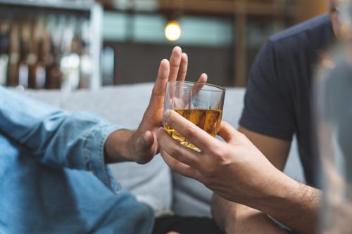 Ein problematischer Alkoholkonsum kann schnell in eine Abhängigkeit münden. Deshalb sollte auch ein Gläschen in Ehren zuweilen ausgeschlagen werden. adobestock