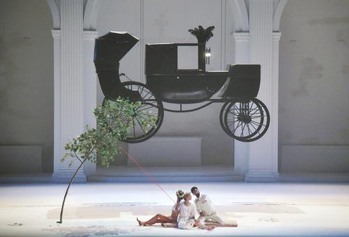 Eindeutige Avancen: Don Giovanni mit Zerlina und Statistin.