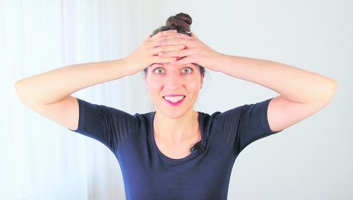 Eine glatte Stirn macht viel her. Mit dieser Übung lassen sich Stirnfalten glätten.