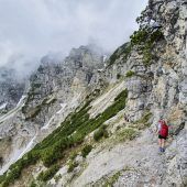 Von mächtigen Felswänden umgeben