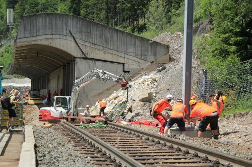 Einen Monat lang wurde entlang der Arlbergbahnstrecke, wie hier im Bereich der Löcherwaldgalerie in Wald a. A., intensiv gearbeitet. VN/JS