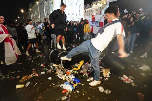 Englische Hooligans lassem ihren Frust freien Lauf. Die Polizei berichtete von 45 Festnahmen. ap, Reuters