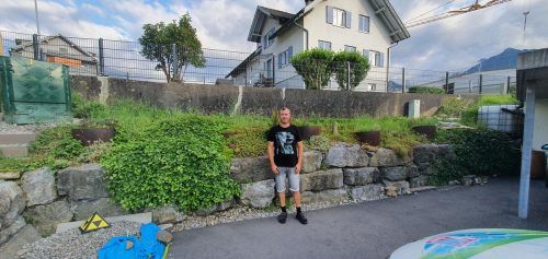 Entlang dieser Mauer soll der Weg führen. Alexander Muther bezweifelt, dass hier in den letzten Jahrzehnten ein Weg war.