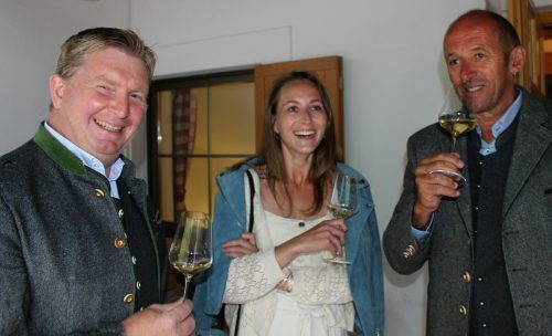 Erleichterung und Freude sind Günter Oberhauser (l.), Chiara Jug und Bürgermeister Stefan Strolz unübersehbar ins Gesicht geschrieben.  stp/4