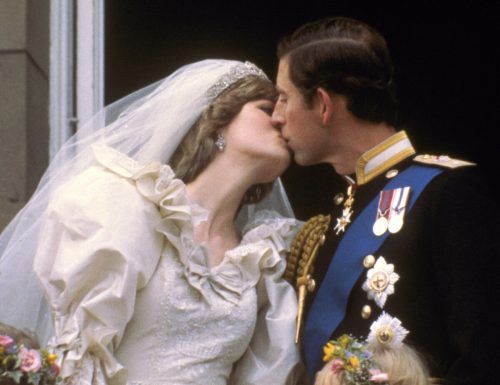 Es war am 29. Juli 1981 eine Traumhochzeit, doch der Traum währte nur wenige Jahre. Ein Erinnerungsstück, ein Stück Hochzeitstorte, wird am 11. August versteigert. AP