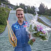 Trophäe für Eva Pinkelnig