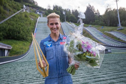 Eva Pinkelnig, Sportlerin des Jahres 2020, wurde auf der Tschaggunser Schanzenanlage geehrt.