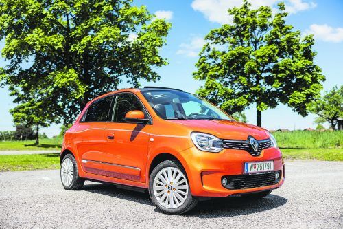 Farbenfroher Kobold sanft unter Strom gesetzt: Der Renault Twingo E-Tech als idealer Begleiter für die kurzen Wege. vn/sams