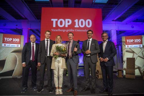 1. 7. Der Geschäftsführer von Bachmann electronic, Bernhard Zangerl (im Bild mit Christine und Sohn Julian) bekommt den VN-Wirtschaftspreis überreicht.
