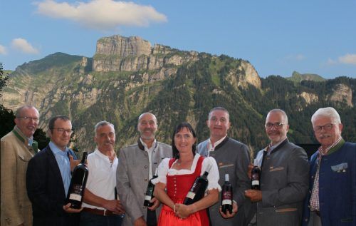 Freuten sich über den Neustart: Toni Honsig, Bgm. Tobias Bischofberger, Max Bereuter, Arno Schuchter, Natalie Lässer, Leopold Wurst, Klaus Gössl und Willi Hirsch (v. l.).