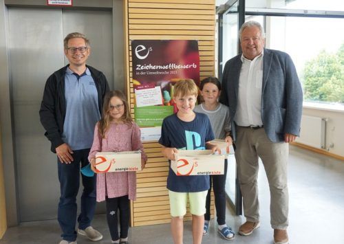 Gemeinderat Michael Schnetzer und Bürgermeister Karl Wutschitz bei der Übergabe der Preise in der Volksschule. Gemeinde